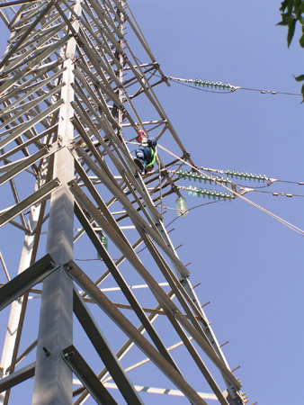Специалисты филиала Московской объединенной электросетевой компании – Южные электрические сети обеспечивают надежную работу электрооборудования в период максимальных температур и продолжают ремонтную деятельность